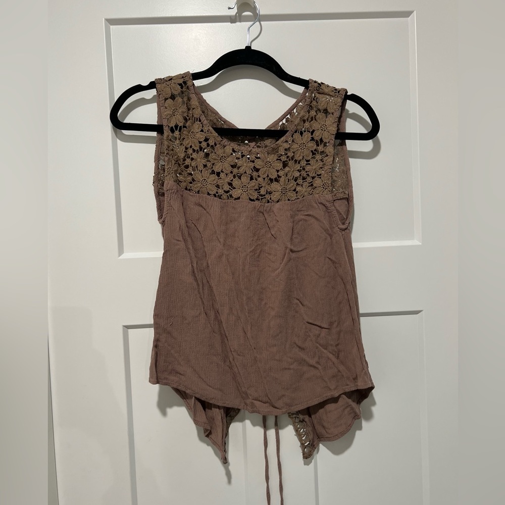 Buckle top